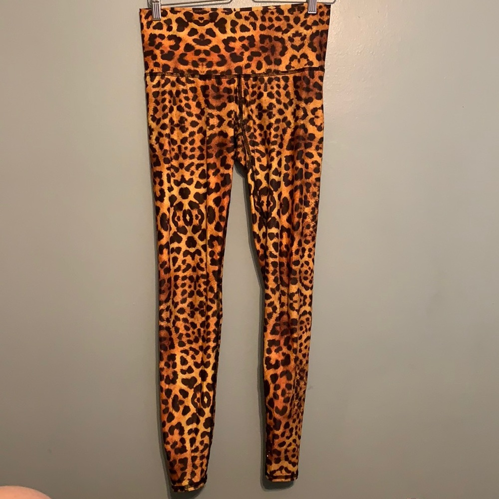 NWOT TEEKI LEGGINGS SIZE M